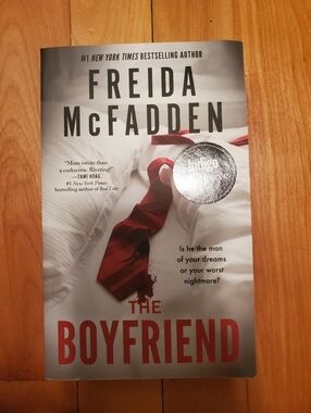Freida McFadden "The Boyfriend" Paperback - Red Tie Cover. Thriller.